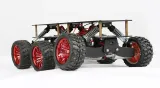 Černý off-road chassis s 6kolovým pohonem – 4