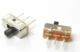 Posuvný přepínač SS12D00G2 3pinový – 1